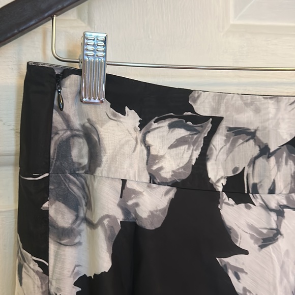 Black and white skirt - Picture 3 of 4